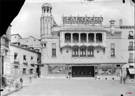 Real Cinema en la plaza de Isabel II. Archivo Lladó (ACCHS-CSIC)