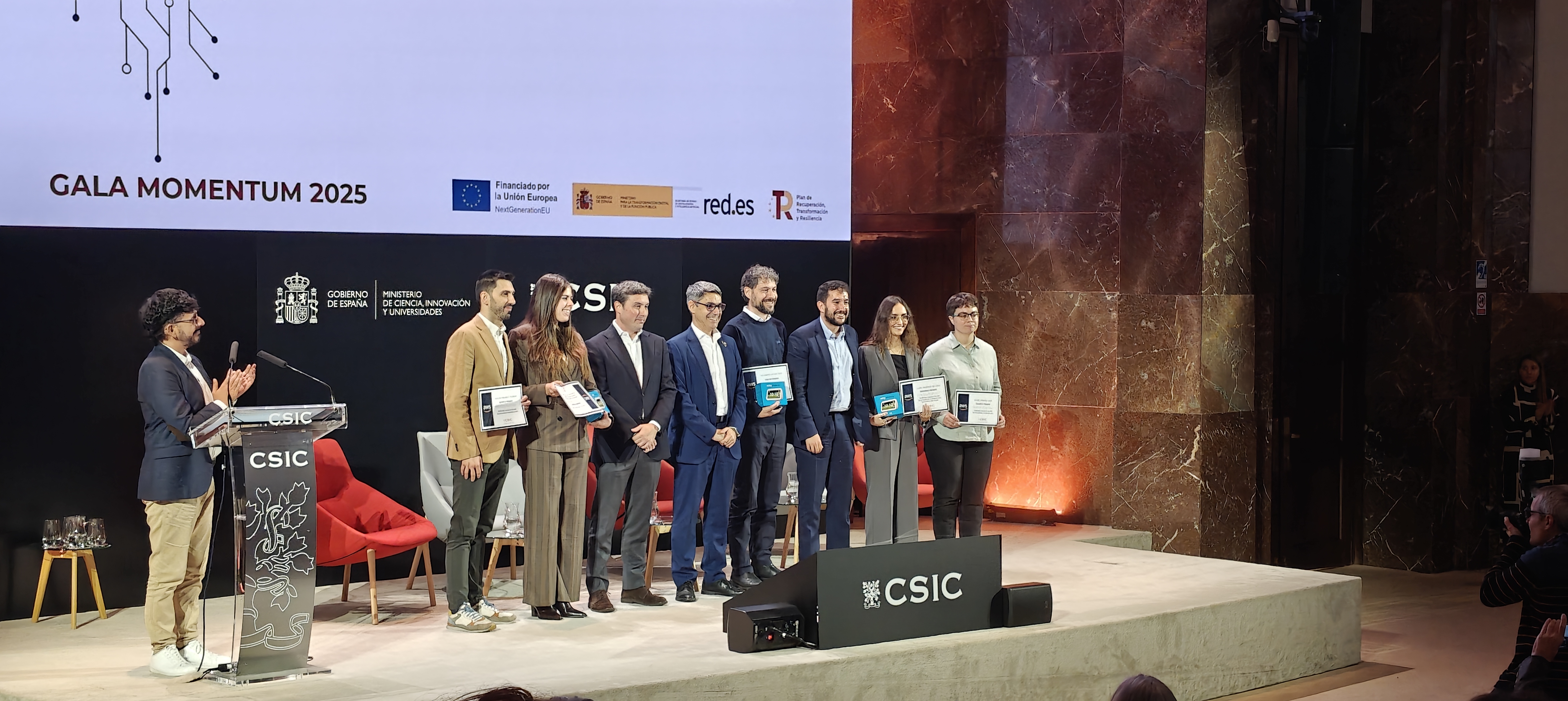Elena Aguayo, de la Unidad SIG del CCHS, galardonada en los Premios AWS Skills Builder del programa Momentum CSIC
