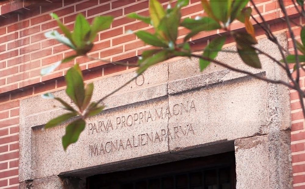 “En gran parte de Europa, el latín llegó a ser la lengua del altar, la cátedra universitaria y la comunicación internacional”