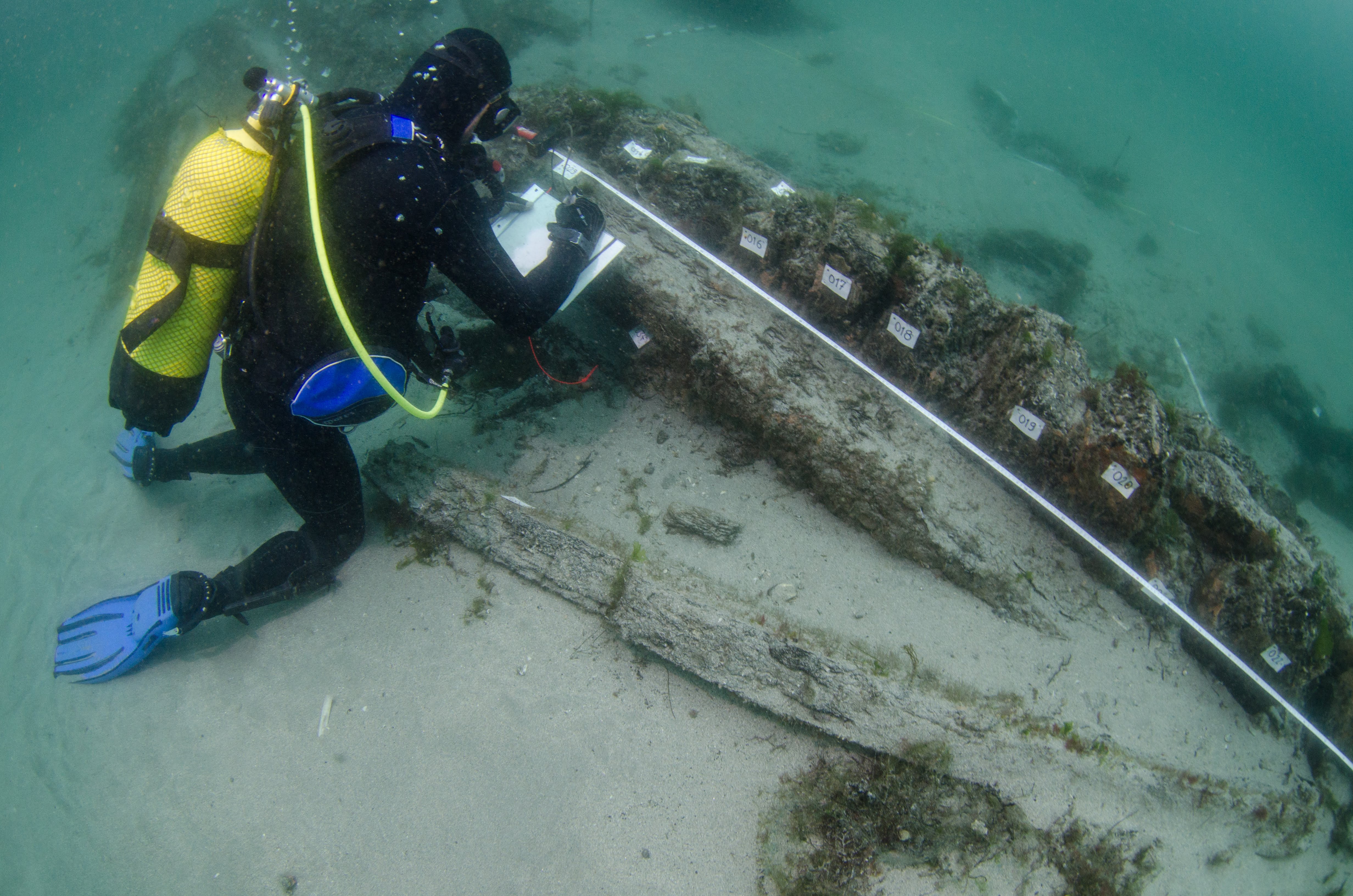 Toma de medidas en el pecio Ribadeo I  Foto Christine Heamagi (MALtd), Proyecto ForSEAdiscovery-CSIC /Xunta de Galicia