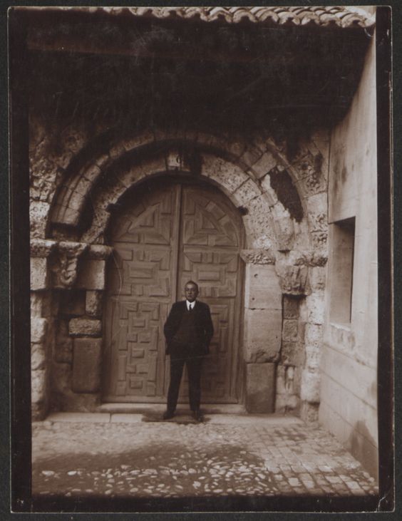 Fotografías Arte: Ricardo Orueta en la portada de la Iglesia de San Quirce. Segovia. Copia de gelatina.