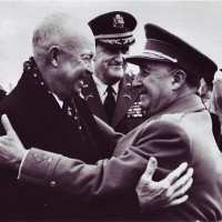 Abrazo entre el Presidente Dwight D. Eisenhower y el General Francisco Franco, en el aeropuerto de Torrejón. 1959. NARA, Still Pictures, RG 306, EGT, Box 2, 60-4361. http://www.cervantesvirtual.com/portales/espana_eeuu_transferencia_cultural/imagenes_relaciones_politicas/imagen/imagenes_relaciones_politicas_04_abrazo_entre_el_presidente_dwight_david_eisenhower_y_el_general_franco_en_el_aeropuerto_de_torrejon_1959/