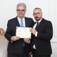 El profesor Isidro F. Aguillo (a la izquierda) y el rector de la Universidad AAB. La Rioja