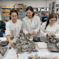 Alumnas de 3º ESO durante su estancia en el Laboratorio de arqueobiología 