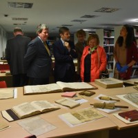 literarias inéditas), ejemplos del Catálogo Monumental de España, diversos incunables, una obra de Fray Miguel de Salinas sobre la buena pronunciación (Libro apologético que defiende la buena y docta pronunciación), de 1563, y un ejemplar de El Quijote editado en Londres, de 1738. La vista también ha permitido observar la tecnología de radiofrecuencia y su aplicación a los servicios bibliotecarios y a la seguridad de la colección. En el archivo fotográfico, diversos ejemplos han servido para explicar la imp