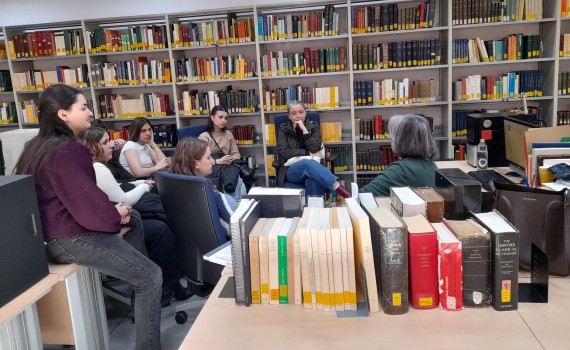 Un grupo de alumnos de Griego de 2º de Bachillerato del IES Margarita Salas visita el DGE