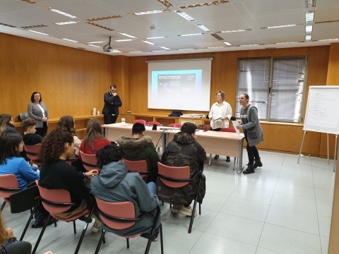 Sesión dedicada a las fake news con investigadores del Instituto de Filosofía Sesión dedicada a las fake news con investigadores del Instituto de Filosofía
