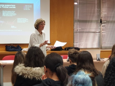 Sesión dedicada a las fake news con investigadores del Instituto de Filosofía Sesión dedicada a las fake news con investigadores del Instituto de Filosofía