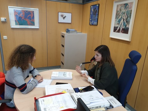 Idoia Murga (IH, CSIC) durante su conversación vis a vis con una alumna del IES Alonso Berruguete de Palencia Idoia Murga (IH, CSIC) durante su conversación vis a vis con una alumna del IES Alonso Berruguete de Palencia