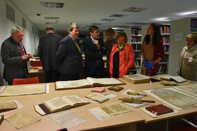 literarias inéditas), ejemplos del Catálogo Monumental de España, diversos incunables, una obra de Fray Miguel de Salinas sobre la buena pronunciación (Libro apologético que defiende la buena y docta pronunciación), de 1563, y un ejemplar de El Quijote editado en Londres, de 1738. La vista también ha permitido observar la tecnología de radiofrecuencia y su aplicación a los servicios bibliotecarios y a la seguridad de la colección. En el archivo fotográfico, diversos ejemplos han servido para explicar la importancia de este fondo como apoyo a la investigación. Algunos de los originales custodiados por el CSIC sirven de apoyo a la restauración de piezas escultóricas y a la identificación de obras patrimoniales. El recorrido también ha permitido contemplar los discos del Archivo de la Palabra, una muestra de materiales de investigación del Atlas Lingüístico de la Península Ibérica, un expediente del Archivo Aranguren y un cuaderno de laboratorio del Archivo de Margarita Salas. literarias inéditas), ejemplos del Catálogo Monumental de España, diversos incunables, una obra de Fray Miguel de Salinas sobre la buena pronunciación (Libro apologético que defiende la buena y docta pronunciación), de 1563, y un ejemplar de El Quijote editado en Londres, de 1738. La vista también ha permitido observar la tecnología de radiofrecuencia y su aplicación a los servicios bibliotecarios y a la seguridad de la colección. En el archivo fotográfico, diversos ejemplos han servido para explicar la imp