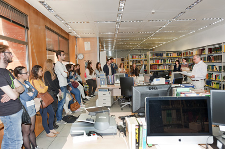 El grupo de estudiantes de la Rovira i Virgili en la visita a la sala de griego antiguo Estudiantes de filología de la Universidad Rovira i Virgili realizan una visita guiada por el CCHS
